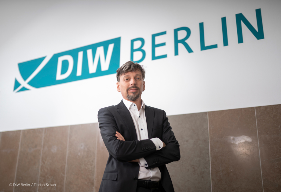 Auf dem Bild ist der DIW Wissenschaftler Tomaso Duso zu sehen.