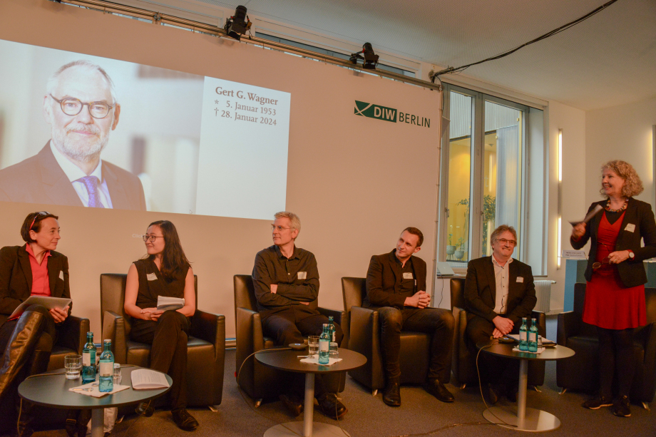 Friends and acquaintances at the memorial service for Gert G. Wagner; 
